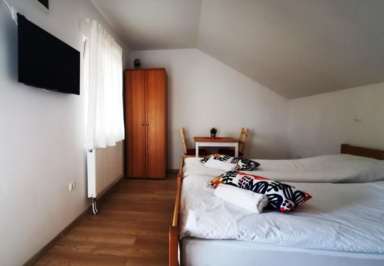 Vila Julija - Apartment & Rooms Otočac Esterno foto