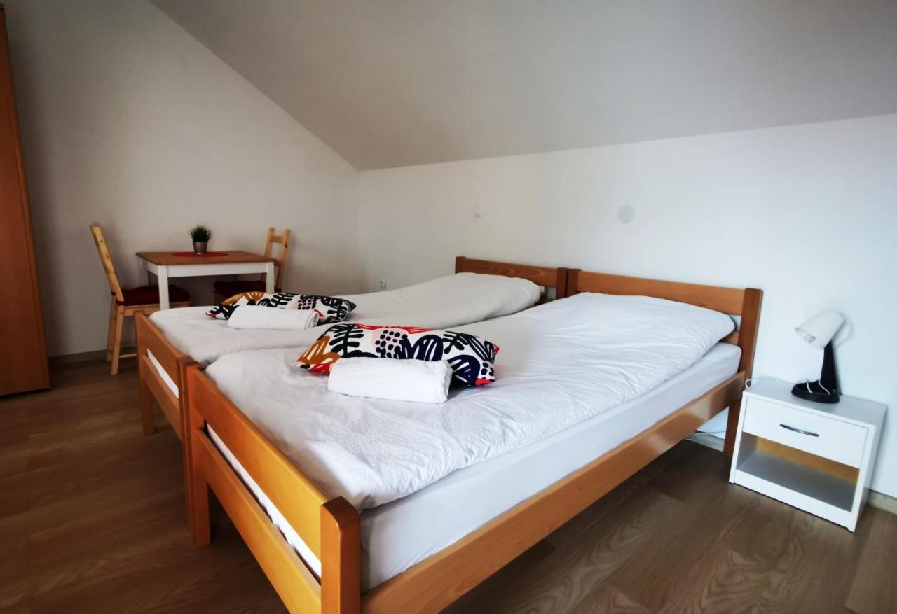 Vila Julija - Apartment & Rooms Otočac Esterno foto