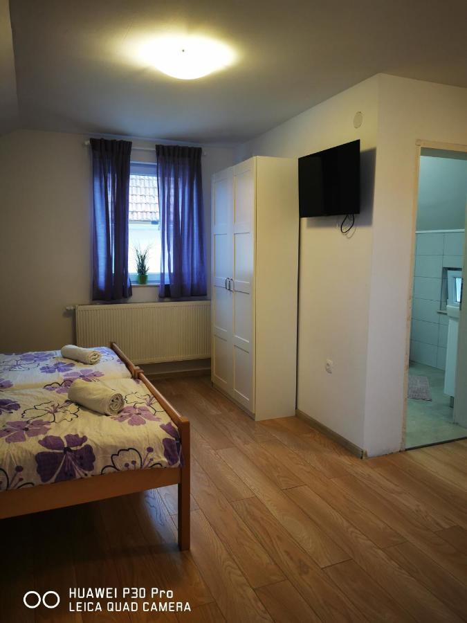 Vila Julija - Apartment & Rooms Otočac Esterno foto