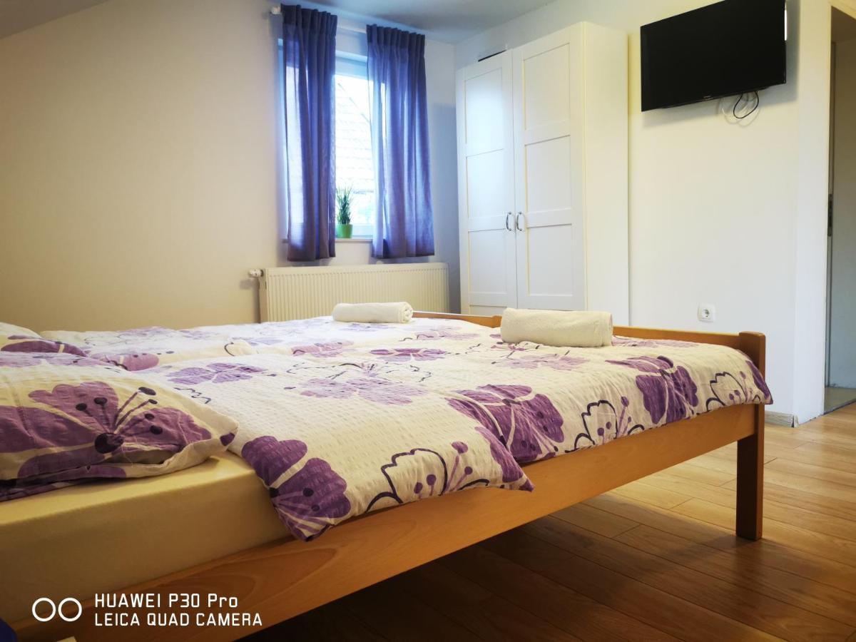 Vila Julija - Apartment & Rooms Otočac Esterno foto