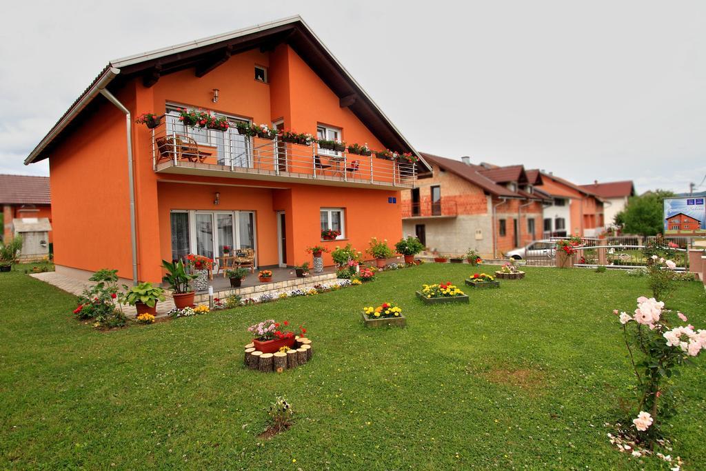 Vila Julija - Apartment & Rooms Otočac Esterno foto