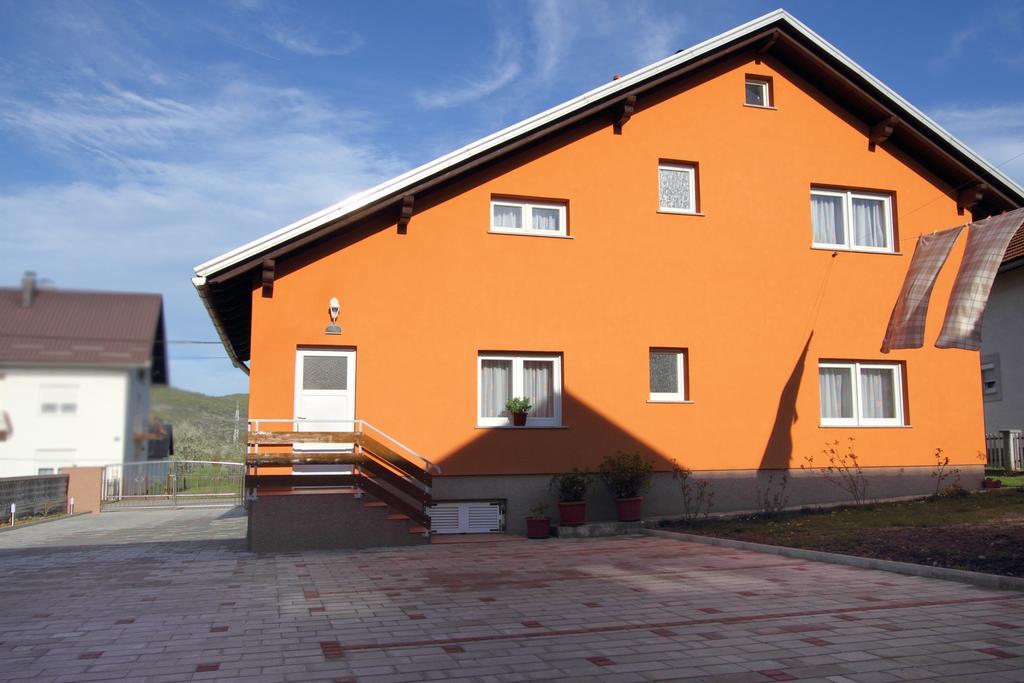 Vila Julija - Apartment & Rooms Otočac Esterno foto