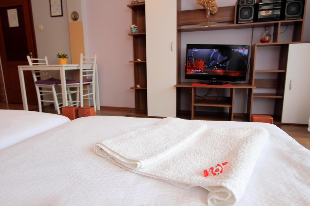 Vila Julija - Apartment & Rooms Otočac Esterno foto