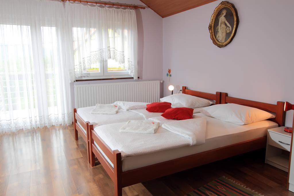 Vila Julija - Apartment & Rooms Otočac Esterno foto