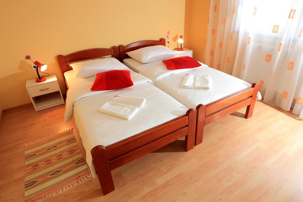 Vila Julija - Apartment & Rooms Otočac Esterno foto