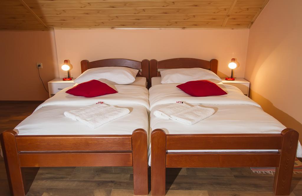 Vila Julija - Apartment & Rooms Otočac Esterno foto